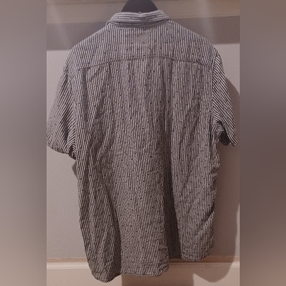 American Rag Men's button front short sleeve shirt. - Picture 3 of 3